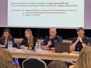 Przemawiający Komendant Komisariatu Policji w Jordanowie