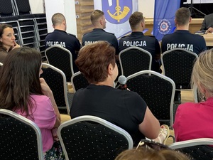 Przemawiająca uczestniczka debaty z mikrofonem w ręku