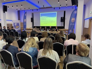 Uczestnicy debaty słuchający podczas debaty prezentacji jednostki