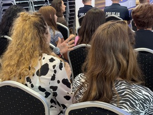 Przemawiająca przez mikrofon uczestniczka debaty