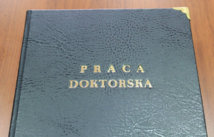 zdjęcie okładki pracy doktorskiej położonej na stole