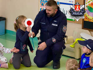 Policjant Ruchu Drogowego z uczniami