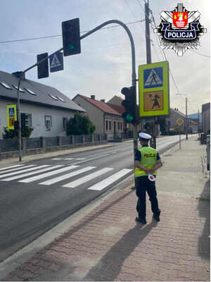 policjant ruchu drogowego w rejonie przejścia dla pieszych