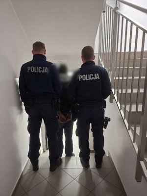 policjanci z zatrzymanym