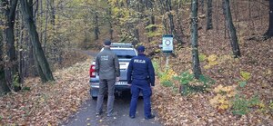 policjant wraz ze strażnikiem leśnym