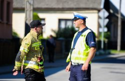 policjanci i strażacy z osp prowadzący czynności na miejscu zdarzenia