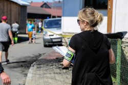 nieumundurowana policjantka z teczką w czasie czynności służbowych na meijscu zdarzenia