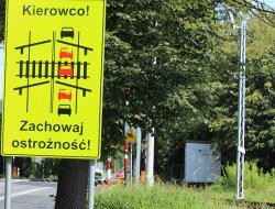 zdjęcie przedstawiające tablice informacyjną z żółtym tłem na której jest napisane kierowco zachowaj ostrozność