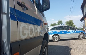 samochód gopru na tle policyjnego radiowozu