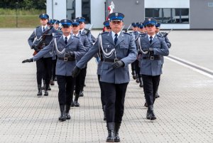 dowódca uroczystości prowadzący za sobą policjantów kompani honorowej