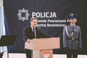 przemawiający do policjantów i policjantek senator Andrzej Pająk