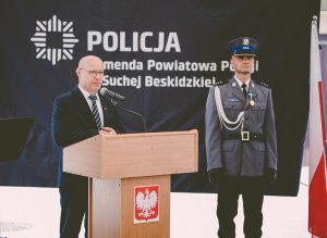 przemawiający do policjantów i policjantek w czasie apelu starosta suski Józef Bałos