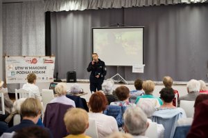 policjant prowadzący prelekcje na temat zagrożeń seniorów