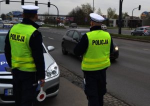 stojący przy drodze policjanci ruchu drogowego