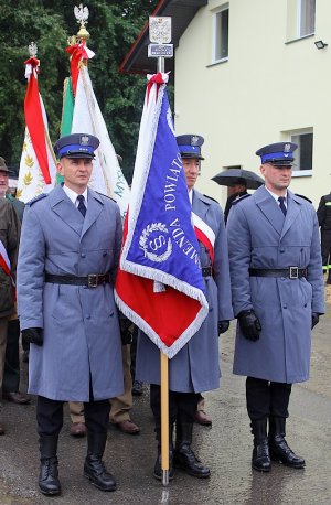 Poczet Sztandarowy suskiej komendy przygotowujący się do przemarszu