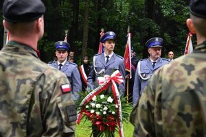 Komendant Powiatowy z Komendantami Komisariatu stojący na przeciwko kompani reprezentacyjnej wojska