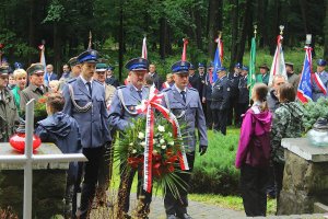 Komendant Powiatowy Policji niesie wieniec wraz z Komendantem i zastępcą komendanta Komisariatu w Jordanowie