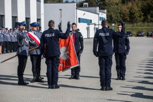 czterech policjantów ślubuje przy poczcie sztandarowym