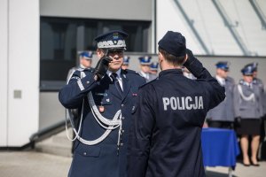 policjant składa meldunek komendantowi wojewódzkiemu policji w Krakowie