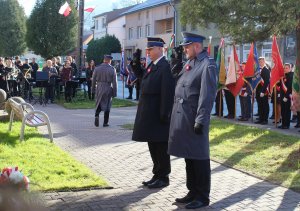 Komendanci salutują po złożeniu kwiatów