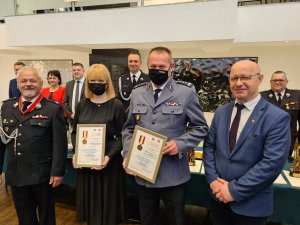 Komendant Powiatowy Policji odbierający dyplom