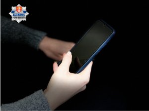 kobieta trzymająca w ręce telefon komórkowy