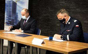 Komendant Wojewódzki Policji podpisujący dokumenty