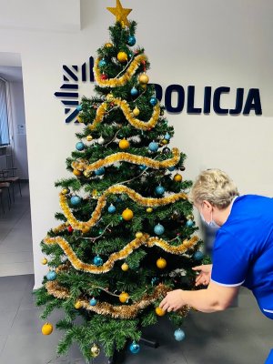 pracownice policji ubierają choinkę