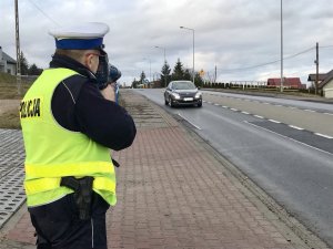 policjant mierzący prędkość pojazdu