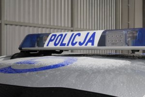 znak policja na dachu z topniejącym śniegiem