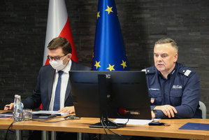 komendant wojewódzki policji siedzący obok pana wojewody przemawia