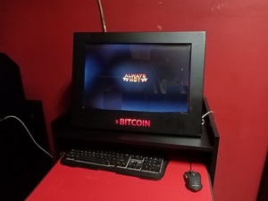 maszyna przypominająca komputer z wyświetlającym napisem always 77hot77 oraz napisem na obudowie bitcoin