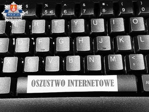 klawiatura komputerowa z napisem na podłużnym dolnym klawiszu oszustwo internetowe