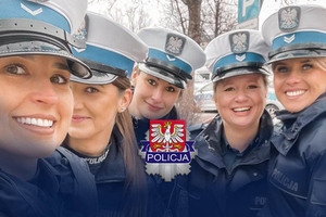zdjęcie pięciu policjantek a wewnątrz logo kwp kraków