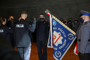 policjanci ślubujący do sztandaru