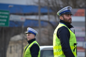 dwóch policjantów ruchu drogowego spoglądający na ruch pojazdów