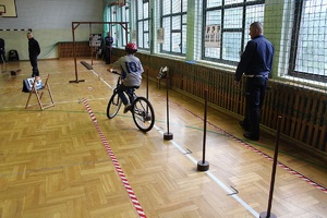 chłopiej jadący na rowerze po torze przeszkód