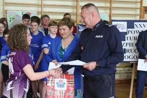 Komendant wraz panią dyrektor wręczają nagrodę i dyplom dla najlepszej uczestniczki turnieju