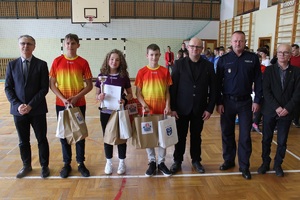 Zwycięzcy turnieju pozujący do zdjęcia z Komendantem Powiatowym Policji oraz Wójtem Gminy Bystra Sidzina oraz przedstawicielem starostwa