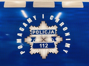 napis na drzwiach radiowozu policja 112 pomagamy i chronimy