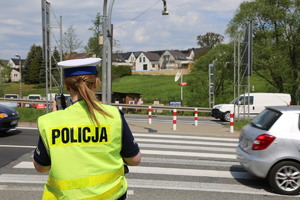 policjantka stojąca przy przejściu dla pieszych