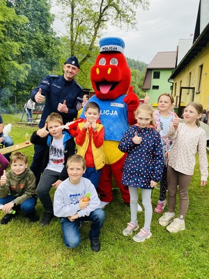 policjant i policek pozują do zdjęcia