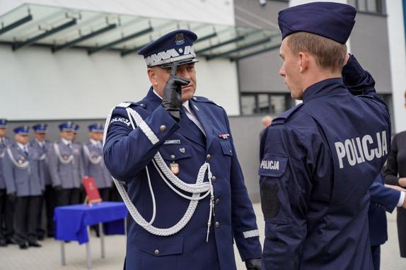 policjant ślubujący salutuje komendantowi wojewódzkiemu Policji w Krakowie