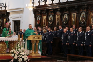 zdjęcie przedstawiające komendanta głównego Policji wraz z komendantami wojewódzkimi stojącymi obok księdza podczas mszy świętej