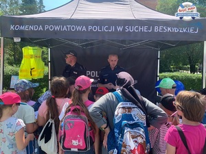 dzieci stojące przed namiotem komendy powiatowej Policji w Suchej Beskidzkiej w czasie profilaktyki