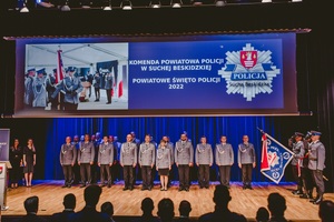 stojący policjanci na scenie podczas śpiewania hymnu