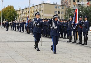 maszerujący Komendant Główny Policji przed sztandarami oraz kompanią reprezentacyjną Policji