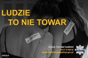 zdjęcie przedstawiające dwie dziewczyny skulone głowami do siebie stojące tyłem oraz napis ludzie to nie towar danymi na policje