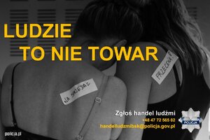 zdjęcie przedstawiające dwie dziewczyny skulone głowami do siebie stojące tyłem oraz napis ludzie to nie towar danymi na policje