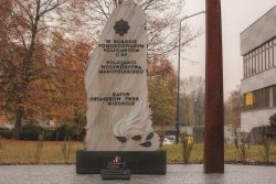 Zdjęcie pomnika na którym jest napisane w hołdzie pomordowanym policjantom II rp policjanci województwa małopolskiego Katyń Ostraszków Twer Miednoje